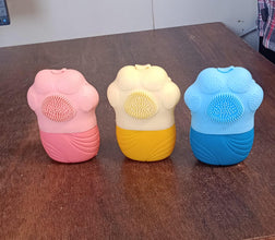 Non Slip Silicone Face Ice Cubes Easy Grip New Unique Shape Ice Roller Base Reusable For Beauty  ( 1 Pc )
